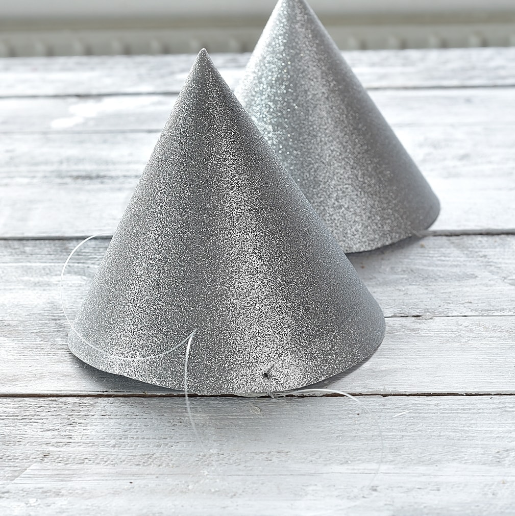 silvesterdeko-partyhut-und-knallbonbons 8k-min