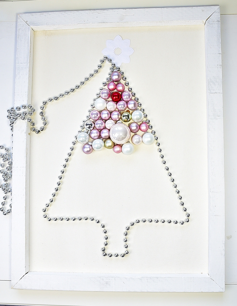 weihnachtsbaum-aus-weihnachtskugeln-selber-machen 16k-min