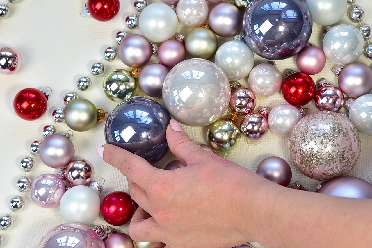 weihnachtsbaum-aus-weihnachtskugeln-selber-machen 6k-min