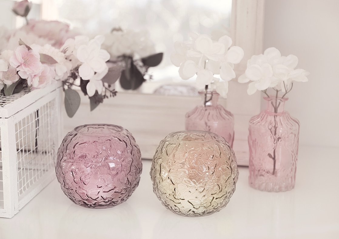 fruehlingshafte-dekoidee-mit-kunstblumen-von-depot 10bk-min