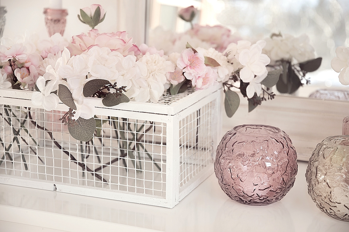 fruehlingshafte-dekoidee-mit-kunstblumen-von-depot 11bkV-min