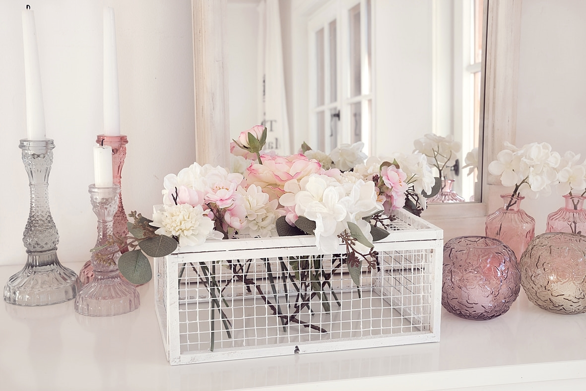 fruehlingshafte-dekoidee-mit-kunstblumen-von-depot 1bk-min-min