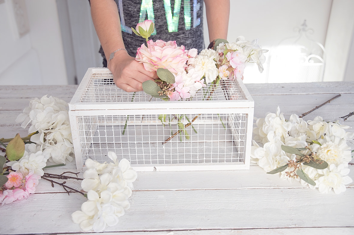 fruehlingshafte-dekoidee-mit-kunstblumen-von-depot 20bk-min