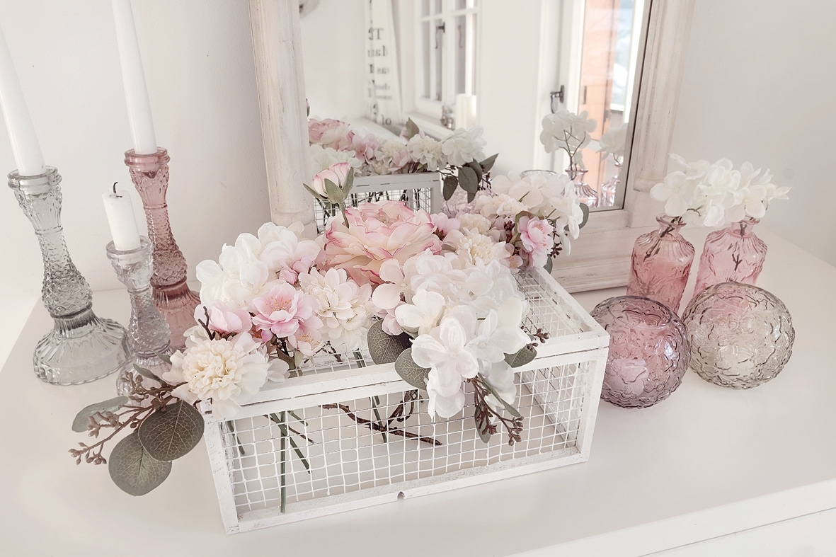 fruehlingshafte-dekoidee-mit-kunstblumen-von-depot 8bk-min