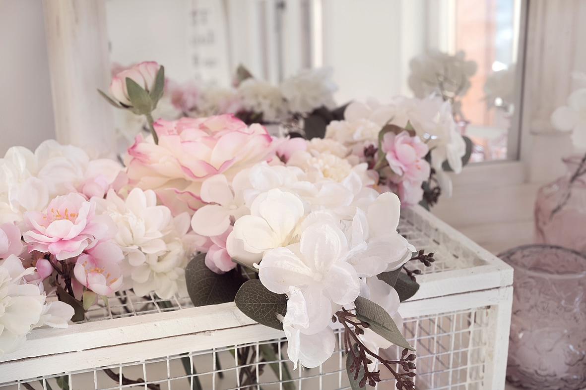 fruehlingshafte-dekoidee-mit-kunstblumen-von-depot 9bk-min