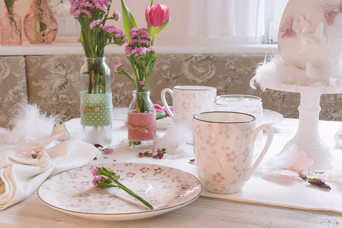 fruehlingskaffeetisch-in-sanften-rosatoenen 10k-min