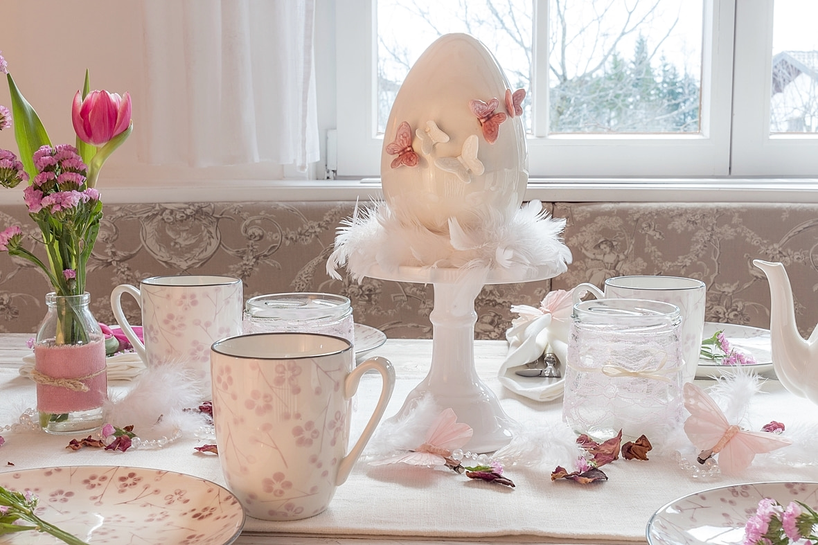 fruehlingskaffeetisch-in-sanften-rosatoenen 3 k-min