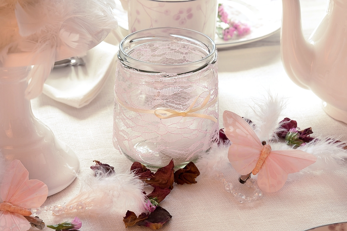 fruehlingskaffeetisch-in-sanften-rosatoenen 6 k-min