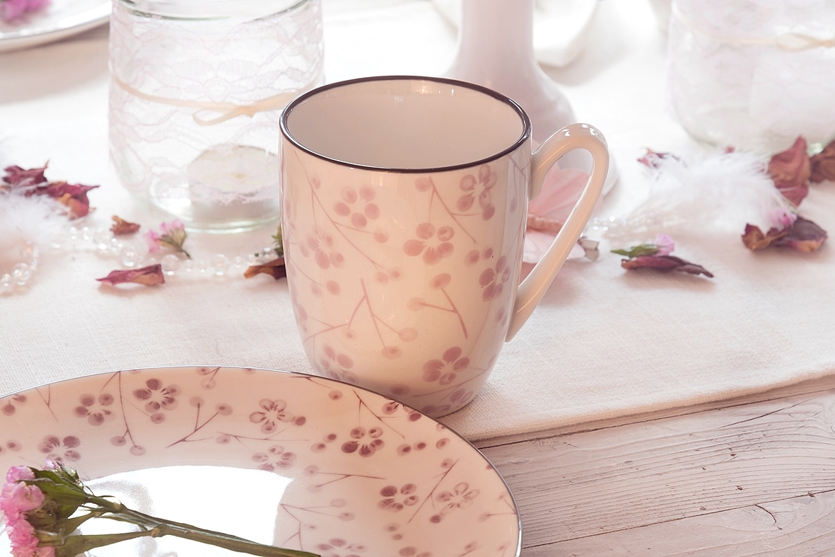 fruehlingskaffeetisch-in-sanften-rosatoenen 7 k-min