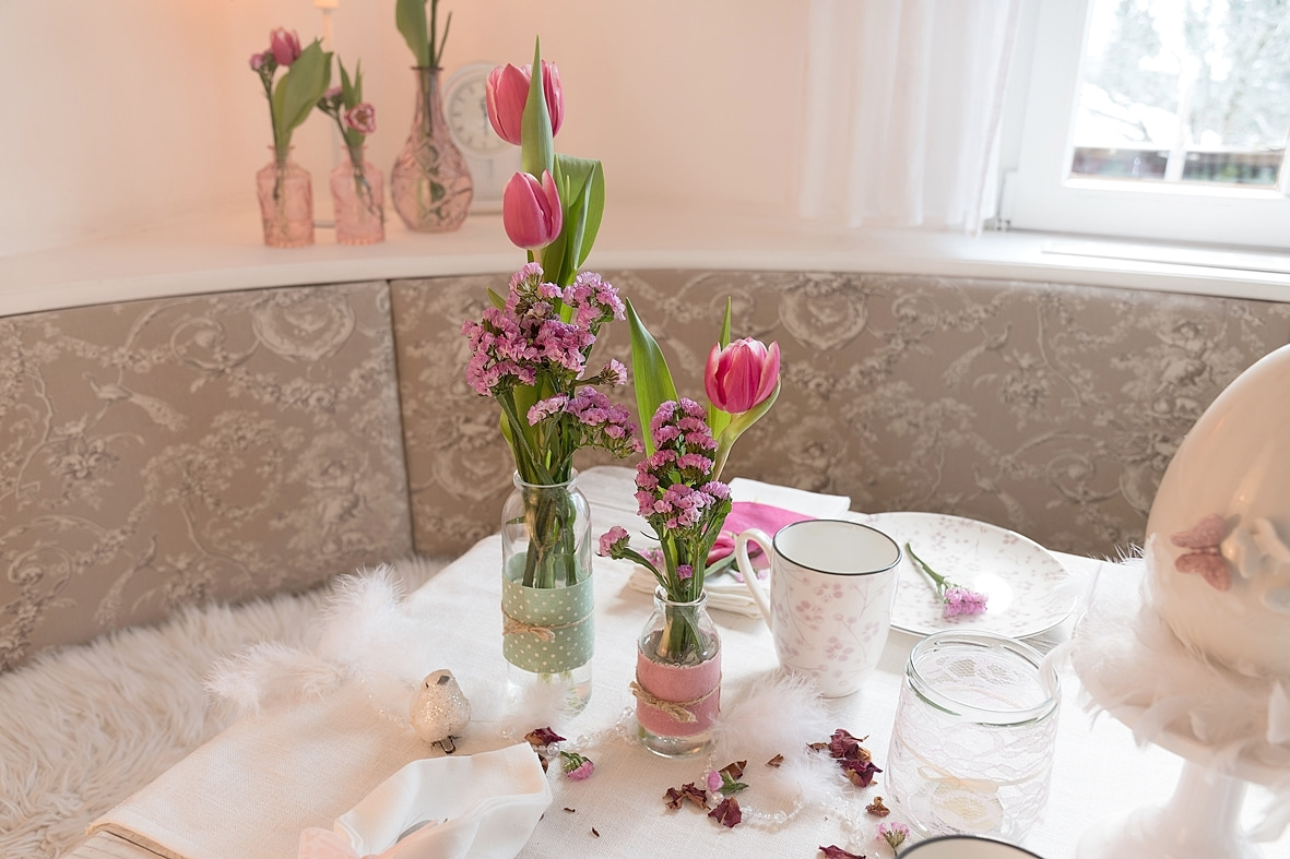 fruehlingskaffeetisch-in-sanften-rosatoenen 8k-min