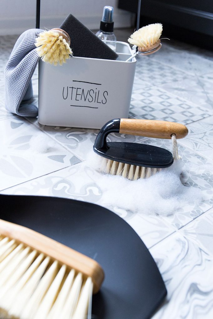frühjahrsputz-mit-putzutensilien-im-stylischen-look
