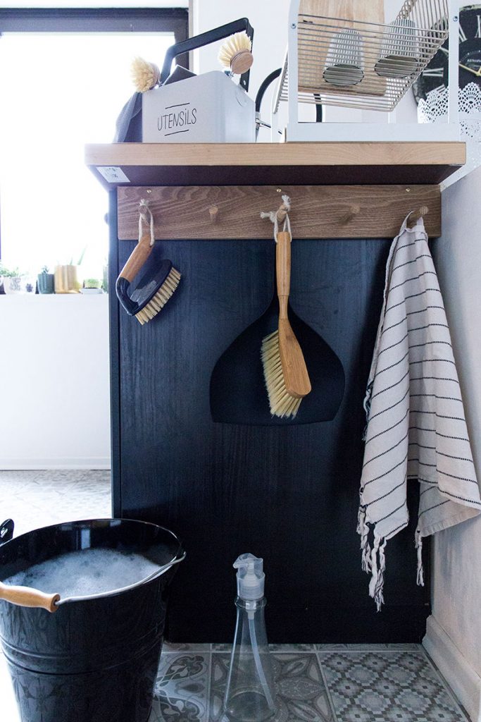 holzhakenleiste-mit-kehrblech-und-blecheimer-in-der-küche