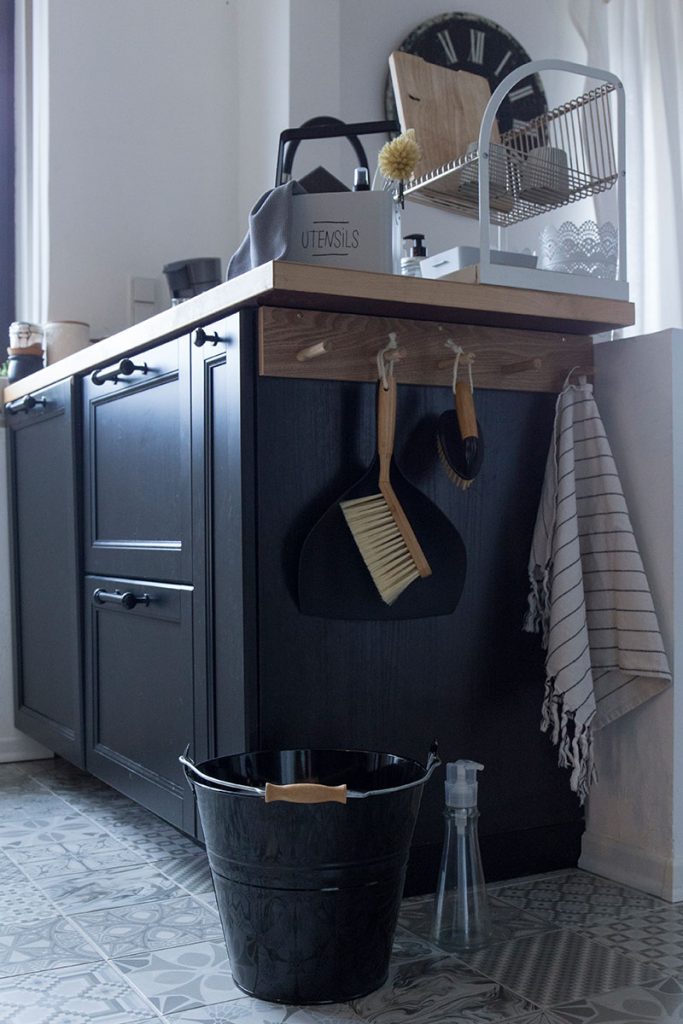 küche-in-skandi-look-mit-hübschen-haushaltshelfern