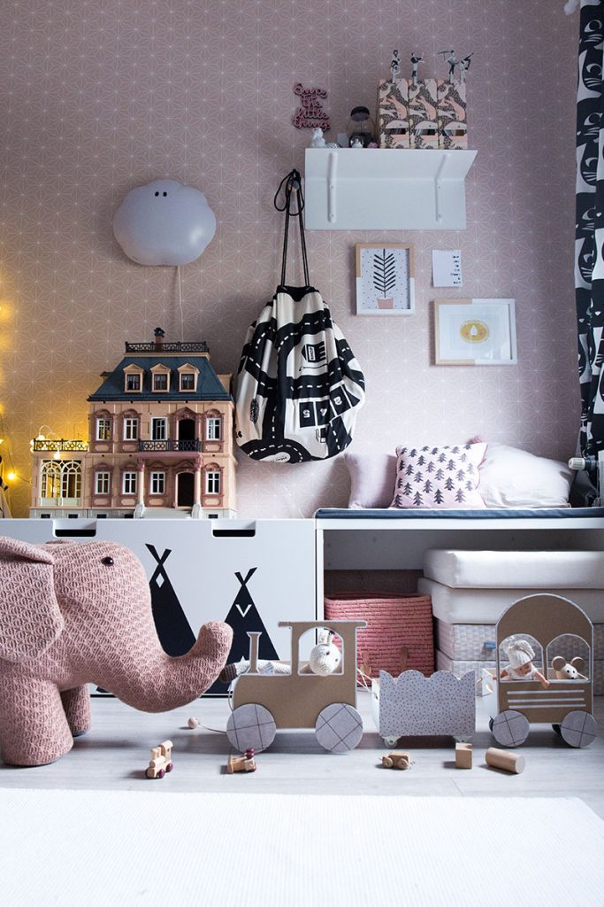 mädchenzimmer-mit-häkelelefant-und-spielzug-aus-pappemädchenzimmer-mit-häkelelefant-und-spielzug-aus-pappe
