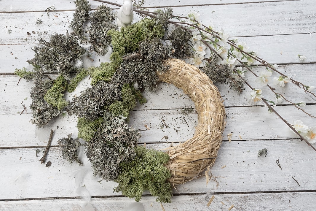 osterkranz-als-dekorativer-tischschmuck 4k-min