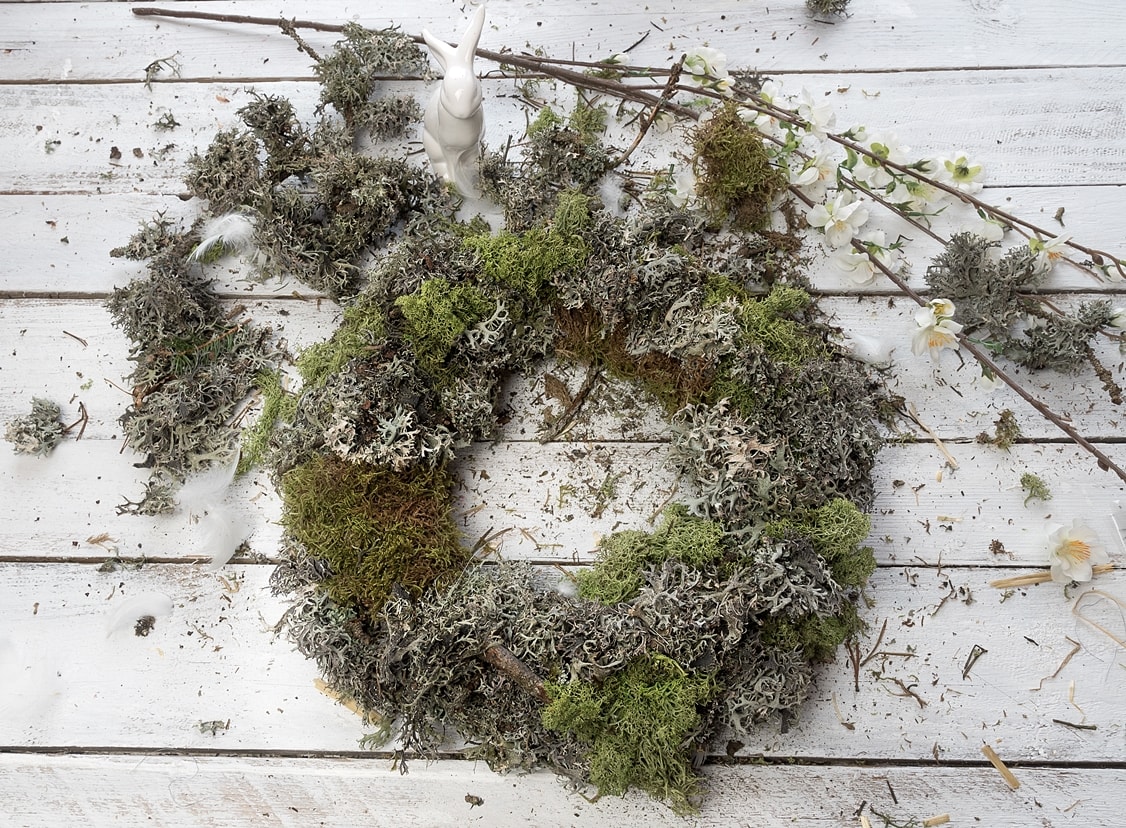 osterkranz-als-dekorativer-tischschmuck 5k-min