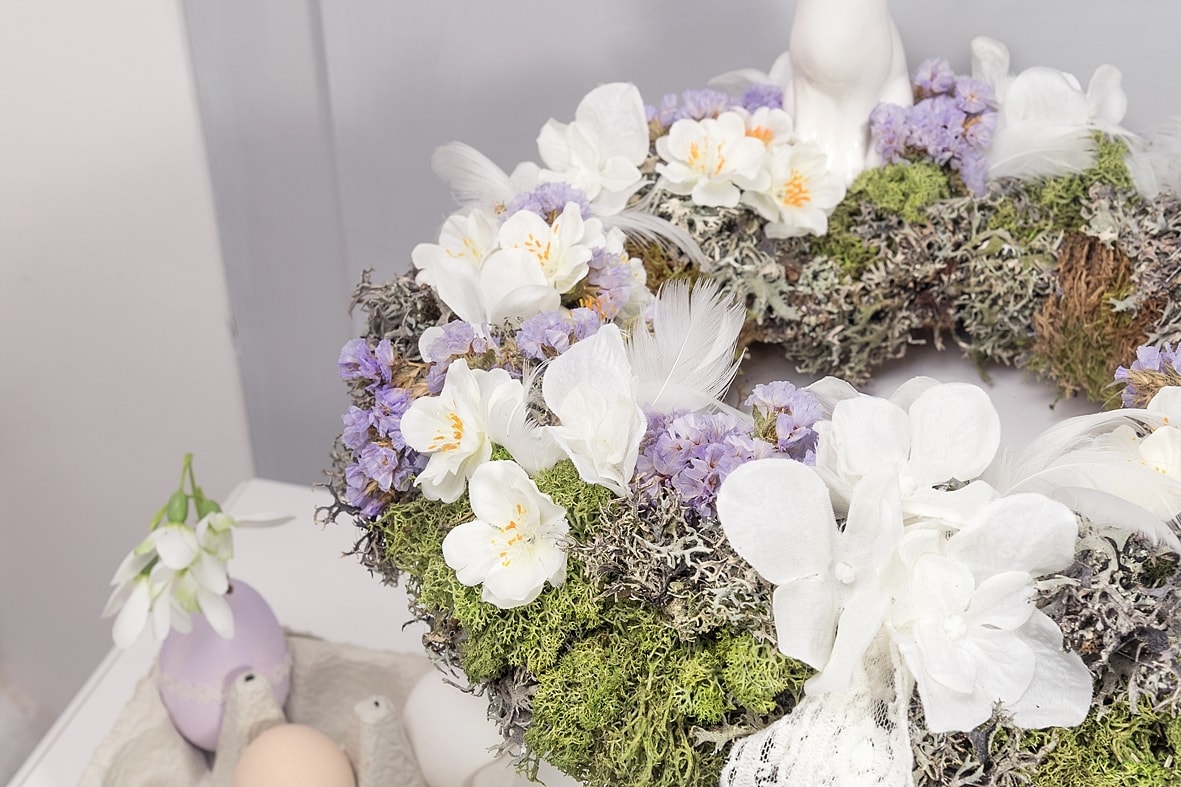 osterkranz-als-dekorativer-tischschmuck 9k-min