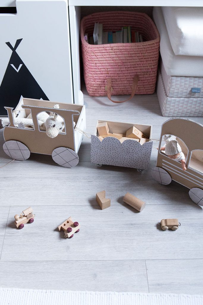 selbstgebastelter-zug-aus-pappe-im-kinderzimmer