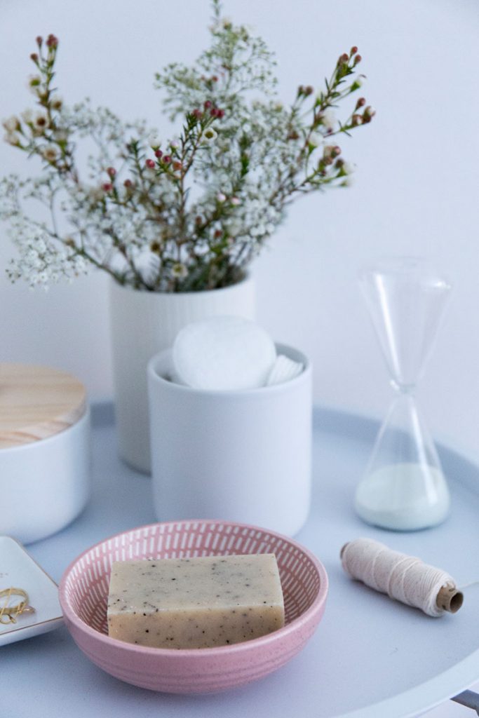 sesamseife-in-keramikseifenschale-in-der-Trendfarbe-Rosa