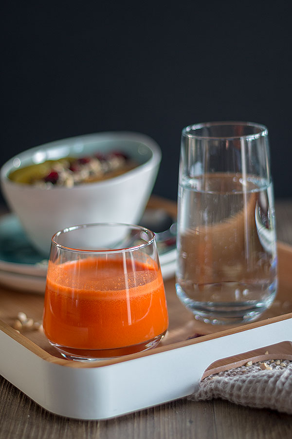 Karotten-Apfelsaft aus dem Entsafter