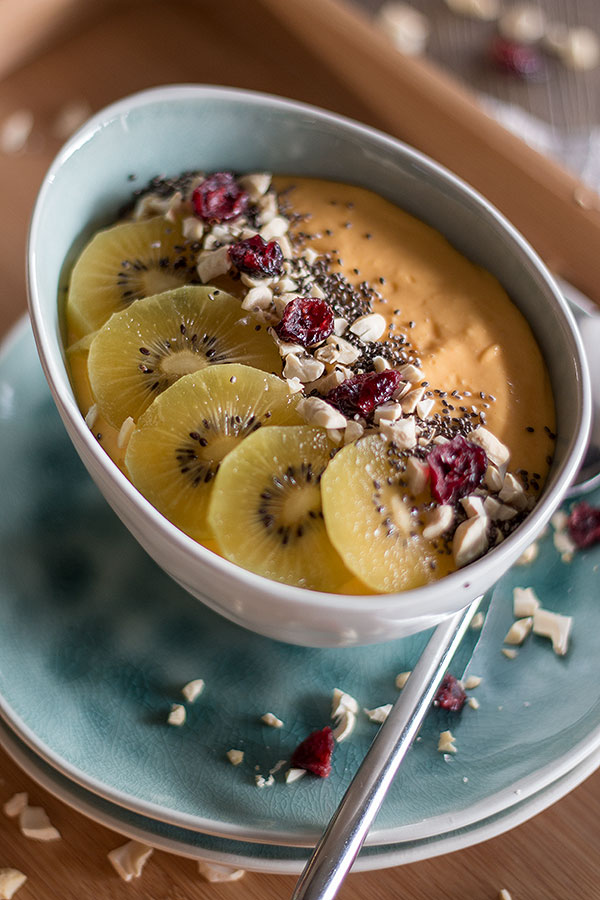 Smoothie Bowl mit Mango und Kiwi