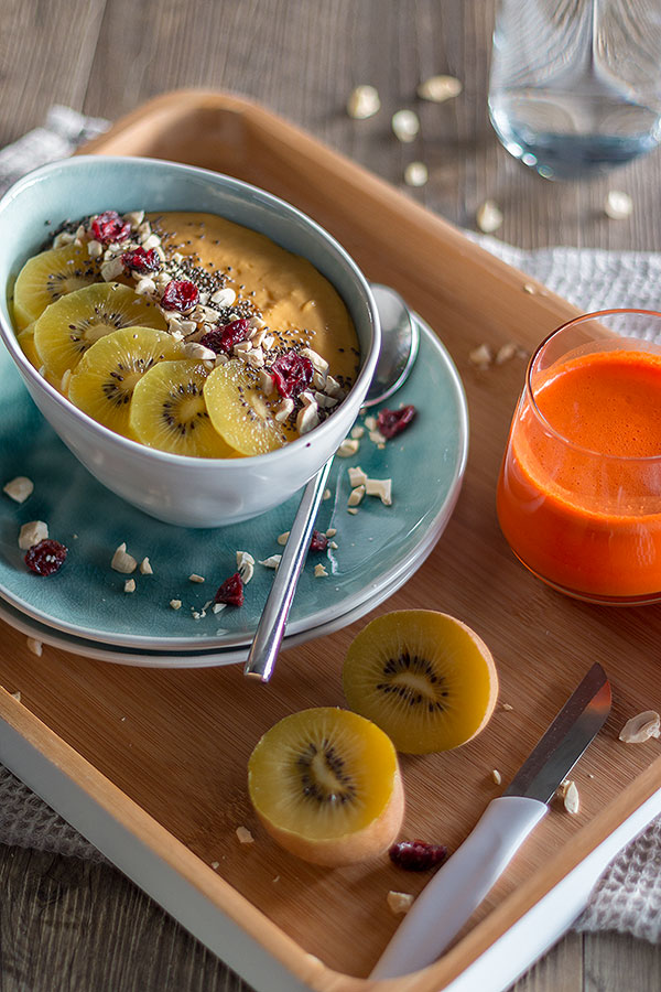 Smoothie Fruit Bowl mit Mango, Kiwi, Cashews, Cranberrys und Chiasamen