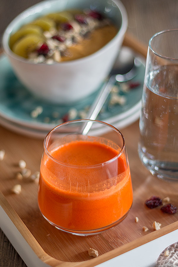 aus dem Entsafter: Karotten-Apfelsaft