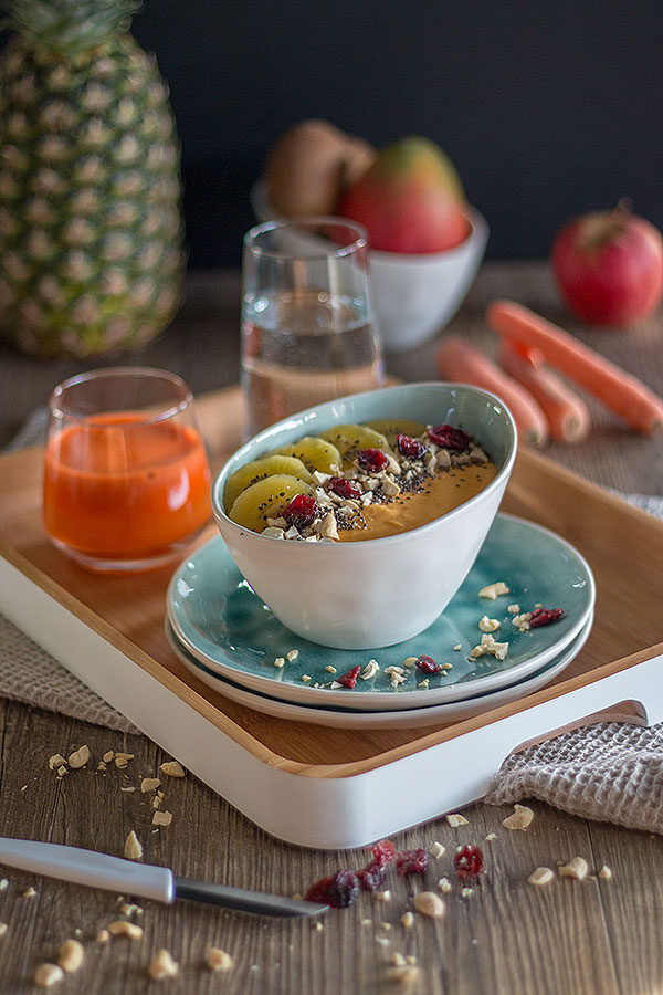 gesundes Frühstück mit Smoothie Bowl und Karotten-Apfelsaft