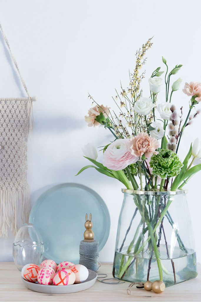 romantische-osterdeko-mit-wildem-blumenstraus-und-ostereiern-im-neon-stil
