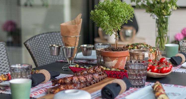 Grillabend mit Rippchen, Zupfbrot, Gemüsespießen und Oliven