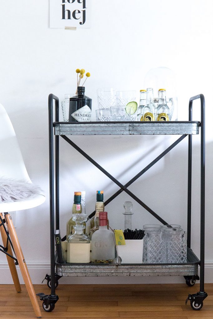 barwagen-im-industriestyle-im-wohnzimmer