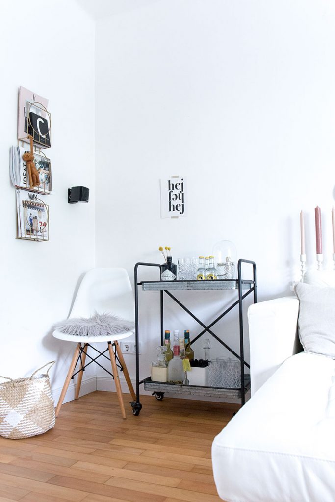 whiteiinterior-mit-barwagen-im-wohnzimmer