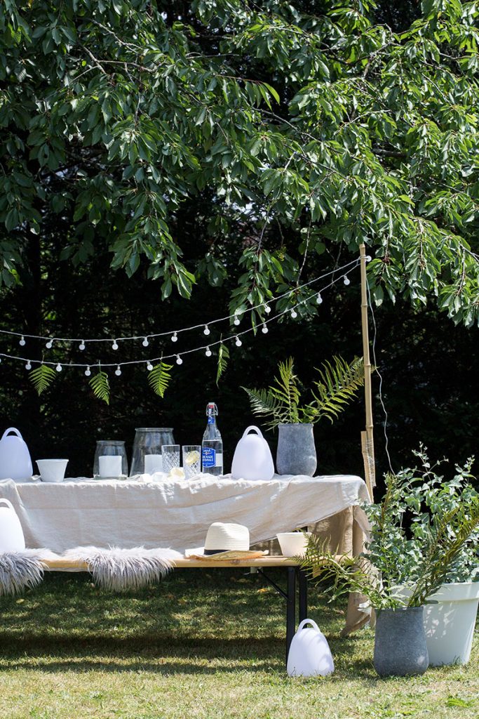 Gartendekoration-mit-Lichtern-und-Pflankuebeln