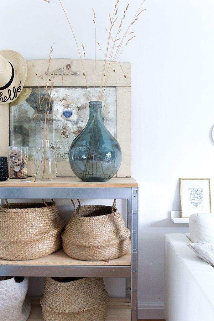 blaue-ballonvase-fuer-ein-wohnzimmer-im-maritimen-look