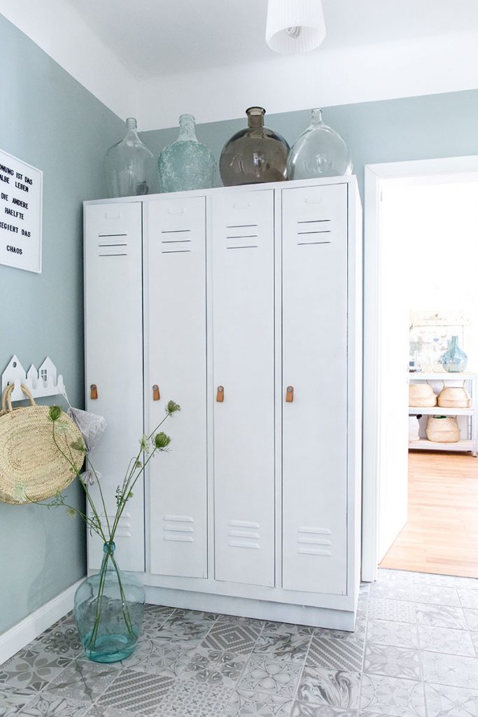 flur-mit-antikem-spind-und-ballonvasen