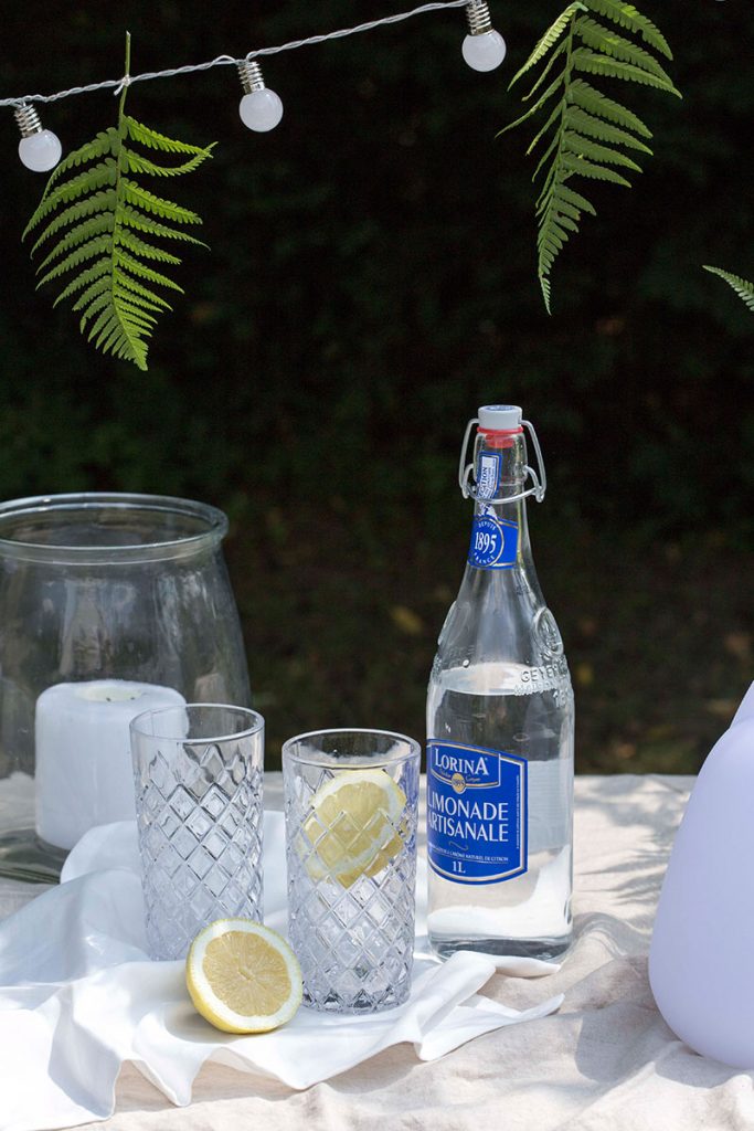 gekuehlte-limonade-mitzitrone-im-sommer