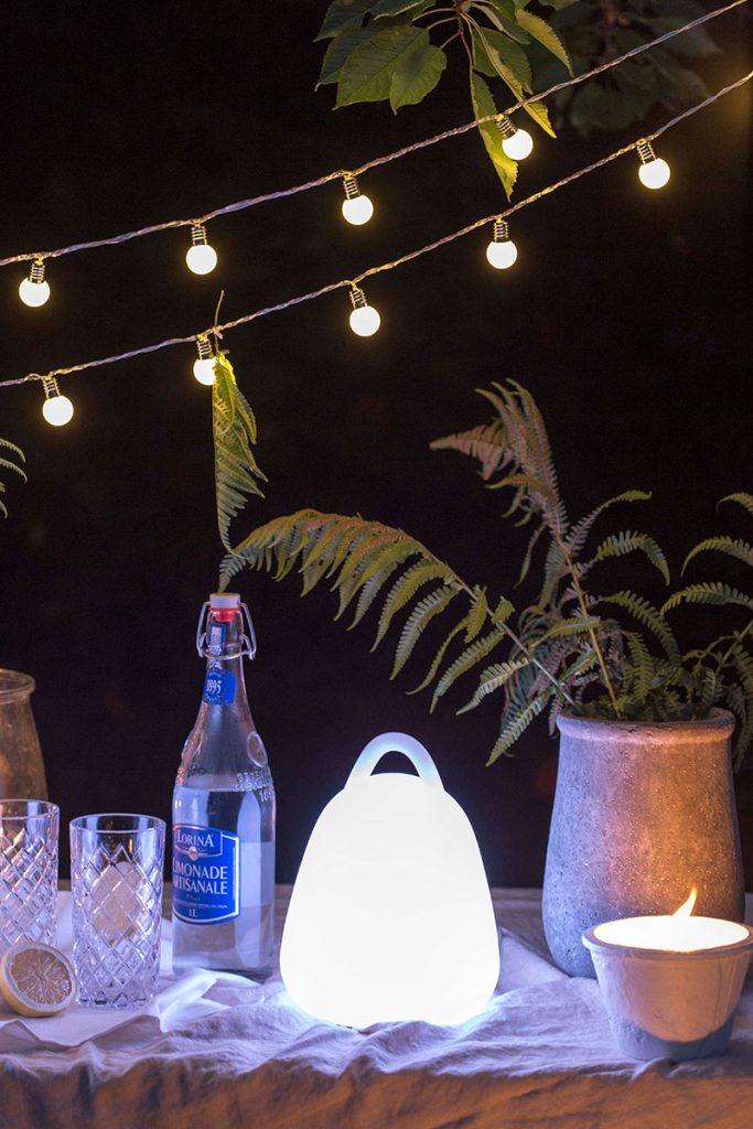 gemuetliche-atmosphaere-mit-gartenlichtern