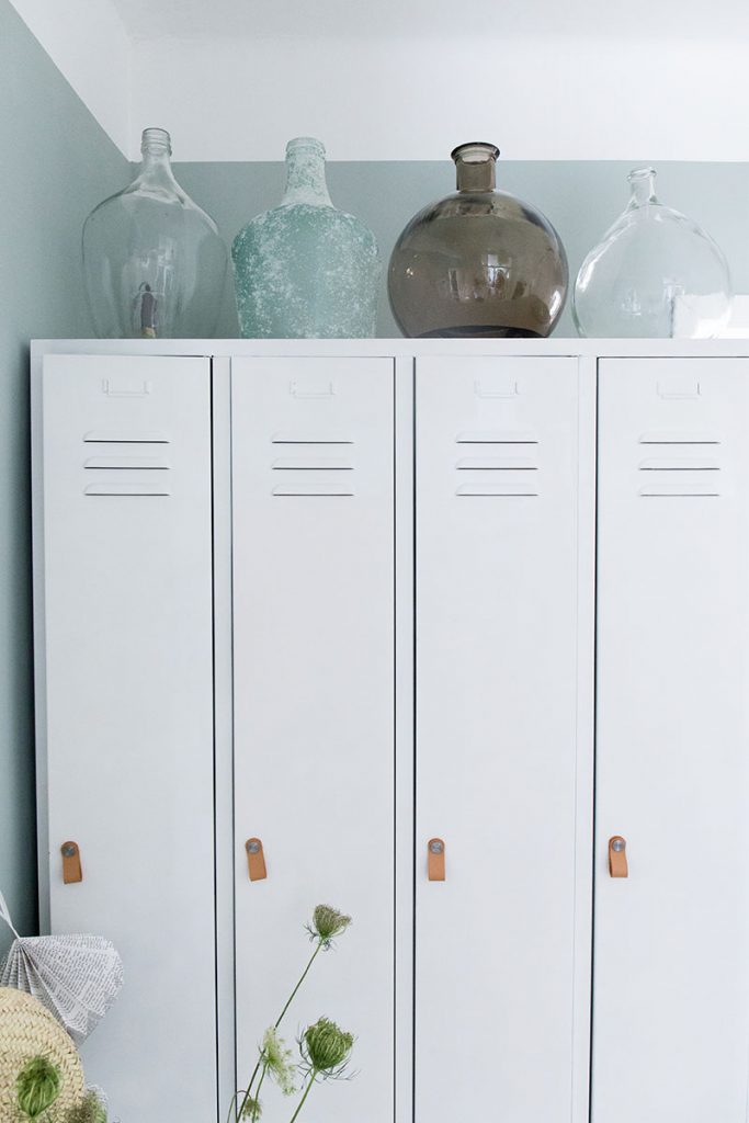 spindschrank-mit-ballonvasen-als-deko-im-nordischen-stil
