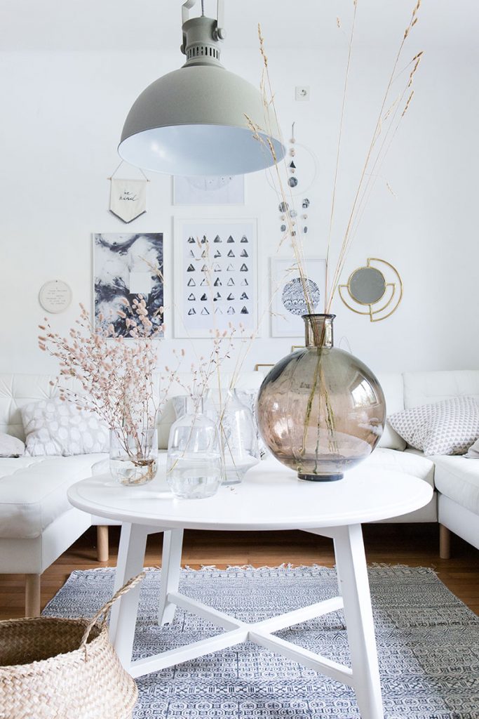 wohnzimmer-im-natuerlichen-skandilook-mit-ballonvase