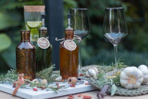 soooo lecker: selbst gemachtes Chili-Knoblauch-Öl und Kräuteressig