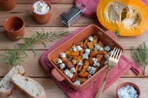 Ofenkürbis mit Feta, Honig, Balsamico und Kräutern