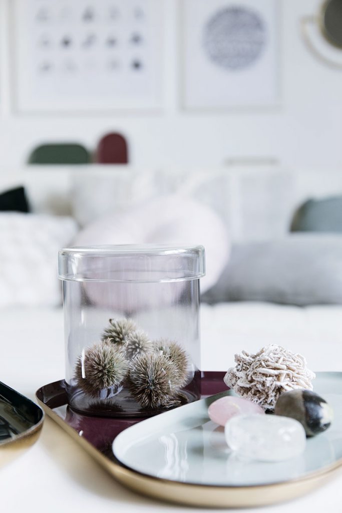 aufbewahrungsdose-aus-grauem-glas-fuer-herbstschaetze