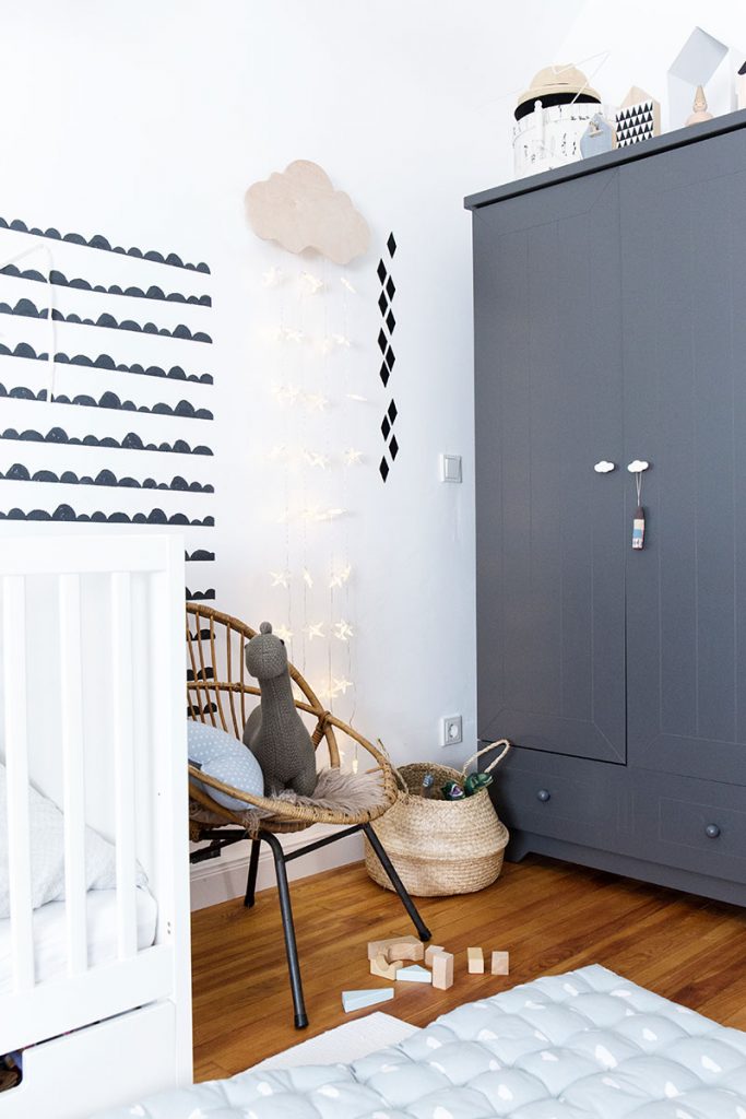 kinderzimmer-mit-diy-wolkenlampe-aus-holz