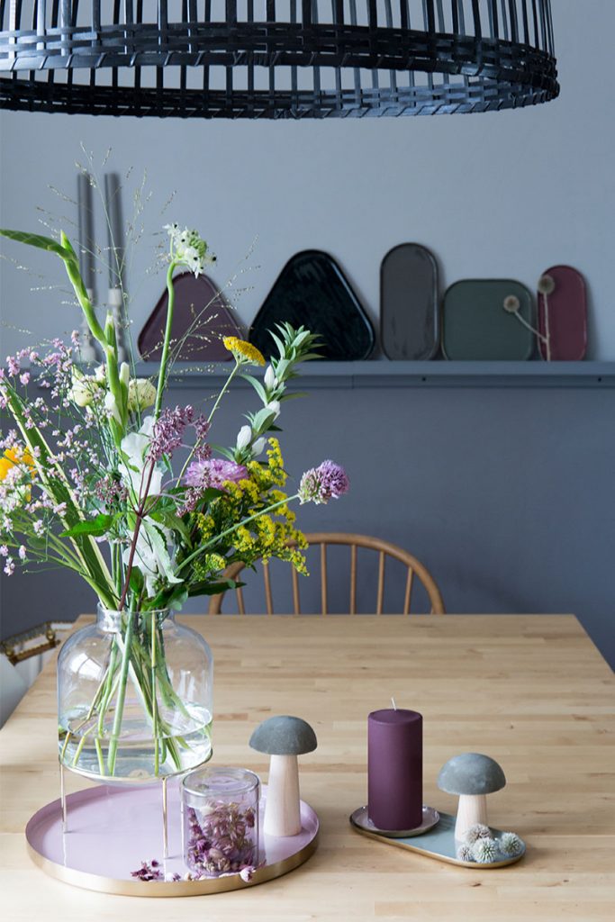 trendy-herbstdeko-mit-frischen-blumen-und-tabletts-in-herbstfarben-