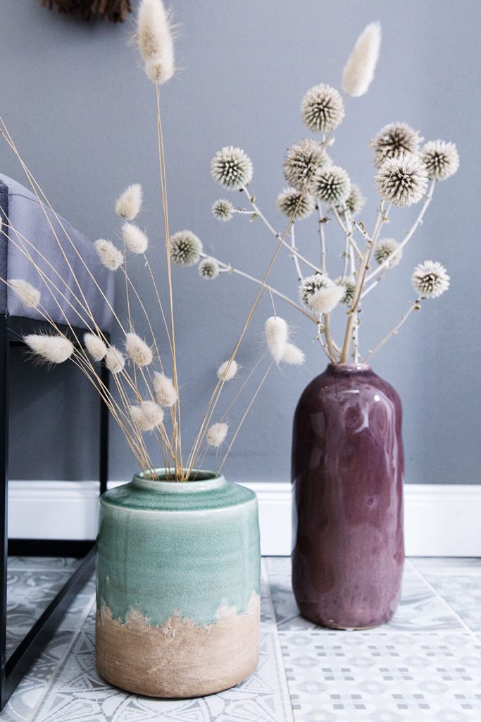 vasen-in-herbstfarben-mit-graesern