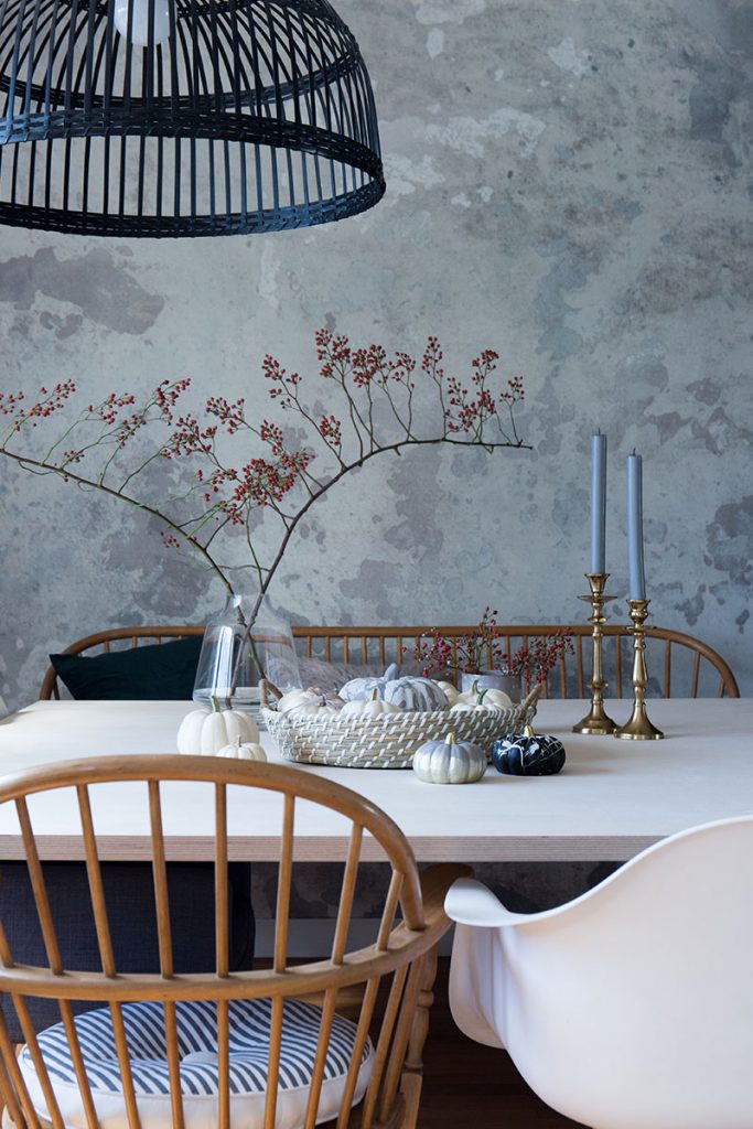 esszimmer-mit-selbstbemalten-kuerbissen-als-herbstdeko