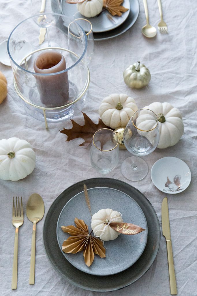 festliche-herbsttischdeko-mit-steingutgeschirr-und-weissen-kuerbissen