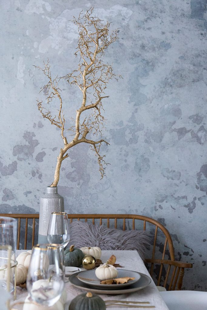 goldener-dekozweig-als-herbstdeko