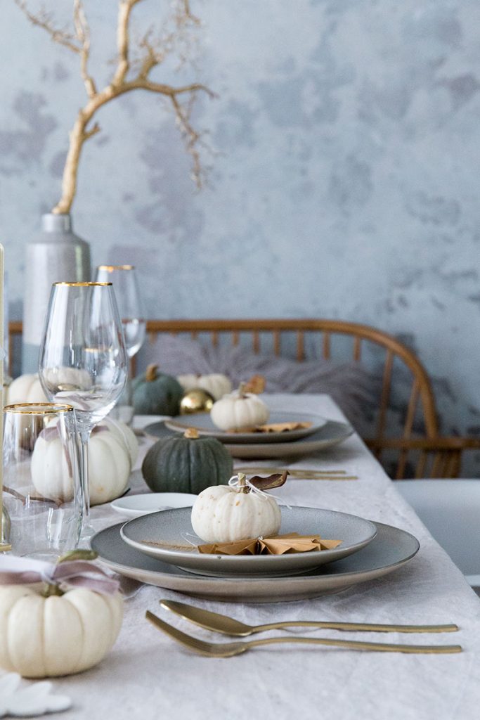 herbsttischdeko-in-weiss-und-gold