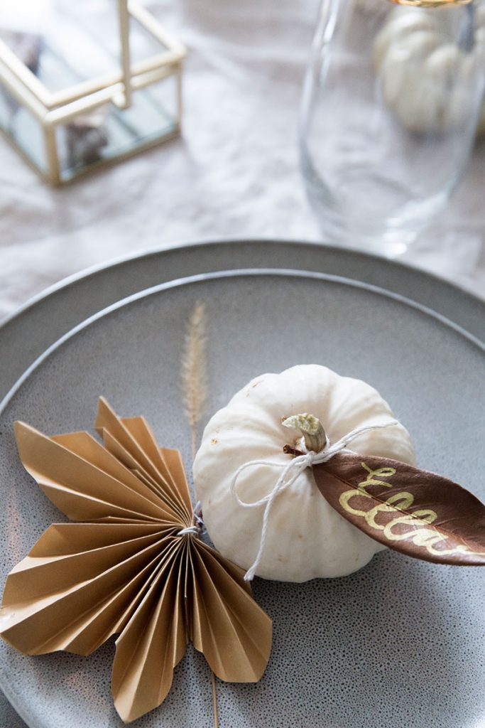 kuerbis-als-placecard-mit-lettering-blatt-als-namenskarte